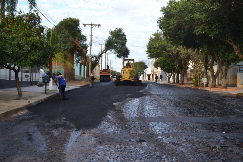 Secretaria de Obras intensifica trabalhos de pavimentação na zona urbana